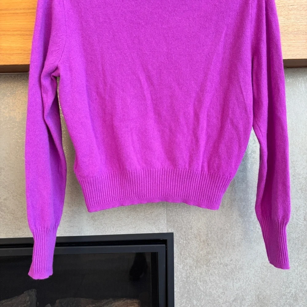 J.Crew Women’s Cashmere shrunken V-neck sweater, Size M